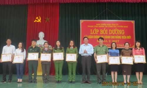 Hà Tĩnh bế giảng lớp bồi dưỡng chính trị dành cho đảng viên mới năm 2017